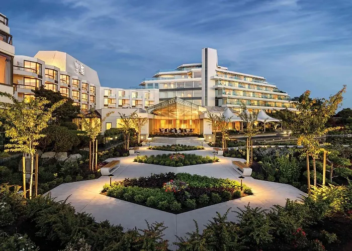 Victoria Beach hotels