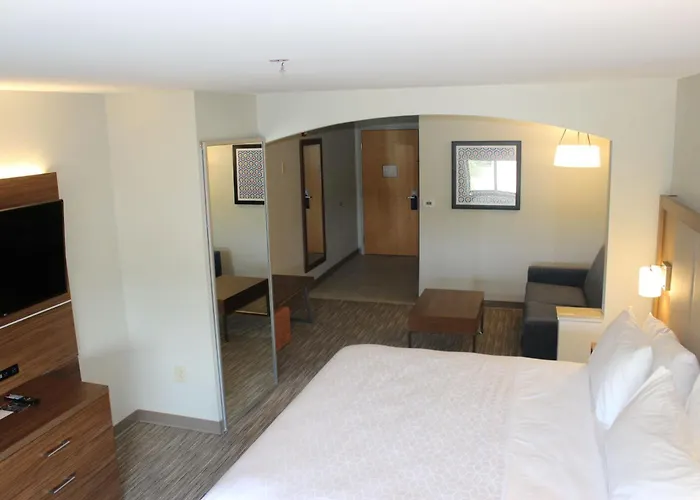 Forest City hotels near Banfield Pottery