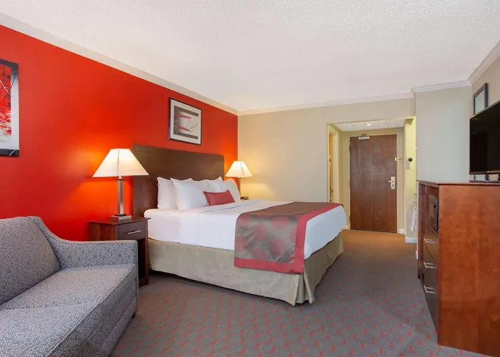 Lewiston hotels near Museum L-A