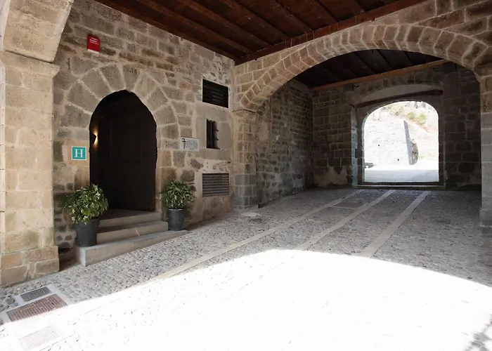 Hoteles cerca de Colegiata de Santa María de Orreaga