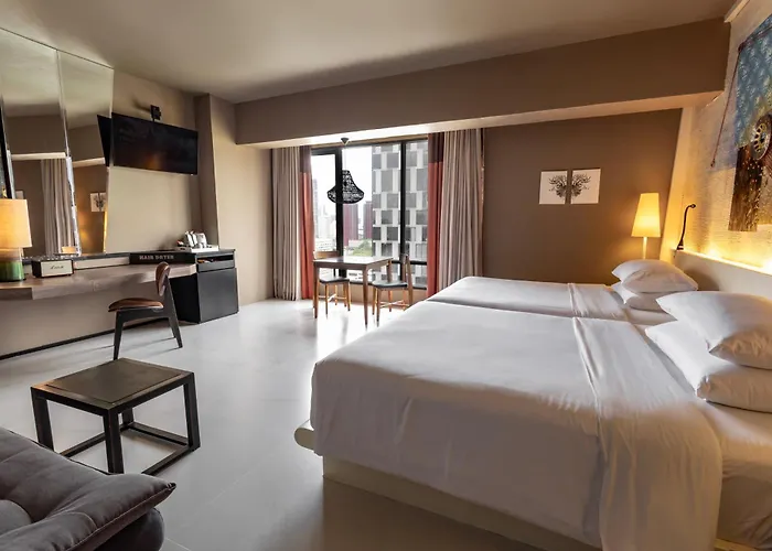 Bangkok hotels near Sanam Luang