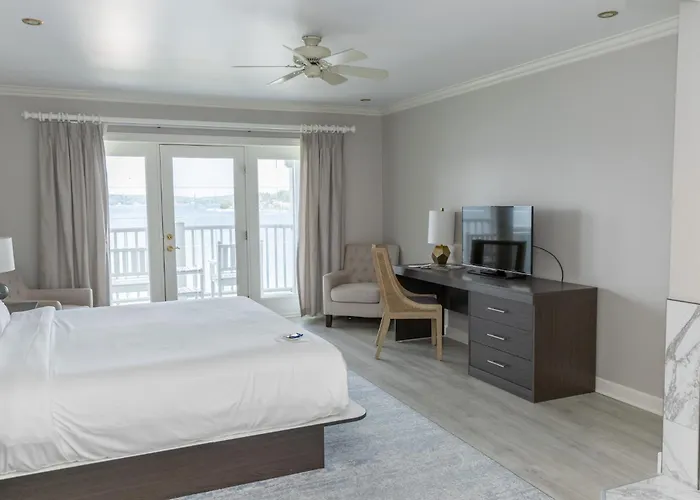 Lake Geneva hotels near Lake Geneva Public Beach