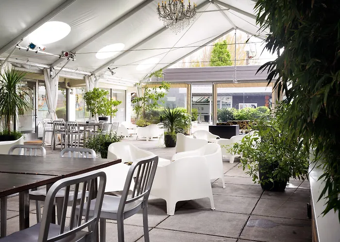 Portland hotels near Food cart feast