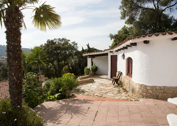 Hoteles cerca de el Camping Cala Llevado