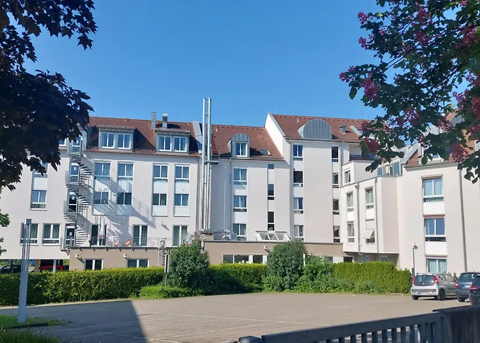 Hotels nahe Zebrastreifen aus Carrara-Marmor