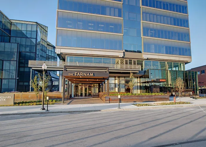 Omaha hotels near The Durham Museum