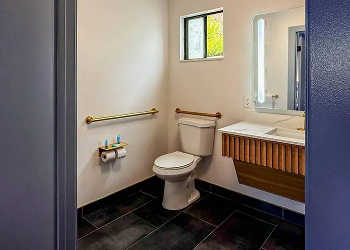 Encinitas hotels near San Diego Botanic Garden