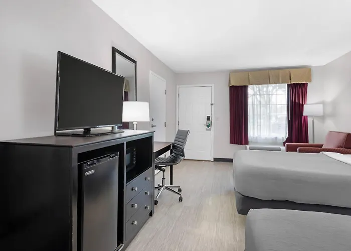 Andrews hotels near Dean's Consignment Store