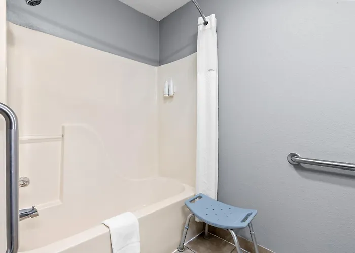 Farmington hotels near Maple Valley Mall