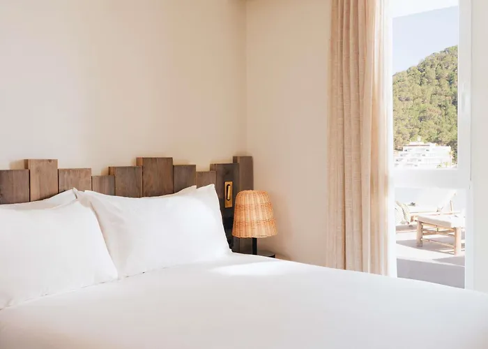Hoteles de Playa en Cala Llonga (Ibiza) 