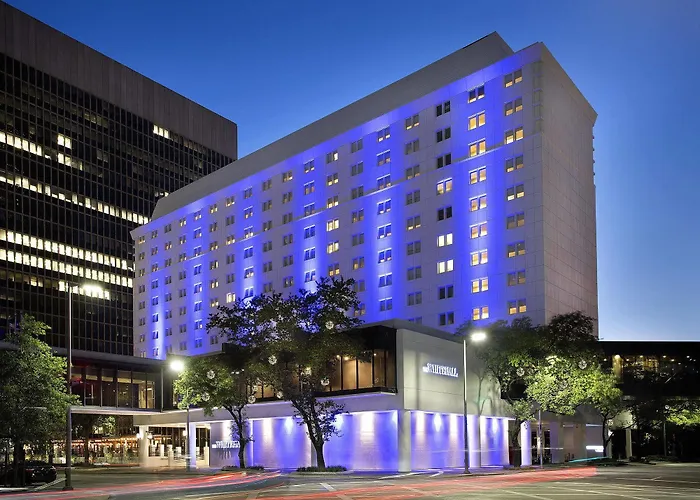 Houston hotels near Downtown Aquarium