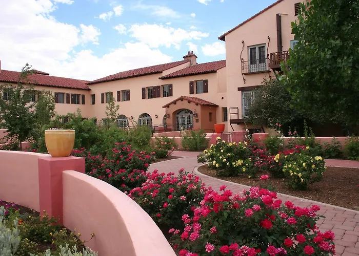 Winslow hotels near Standin' on the Corner Park