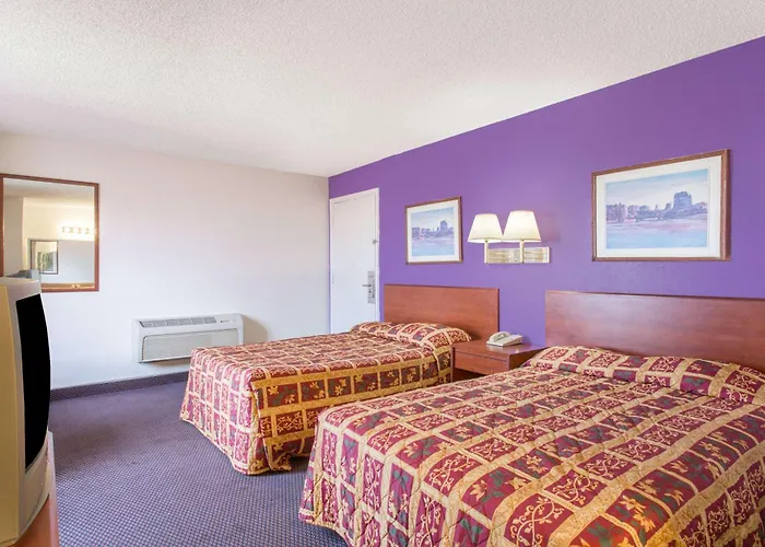 Phoenix hotels near Heard Museum