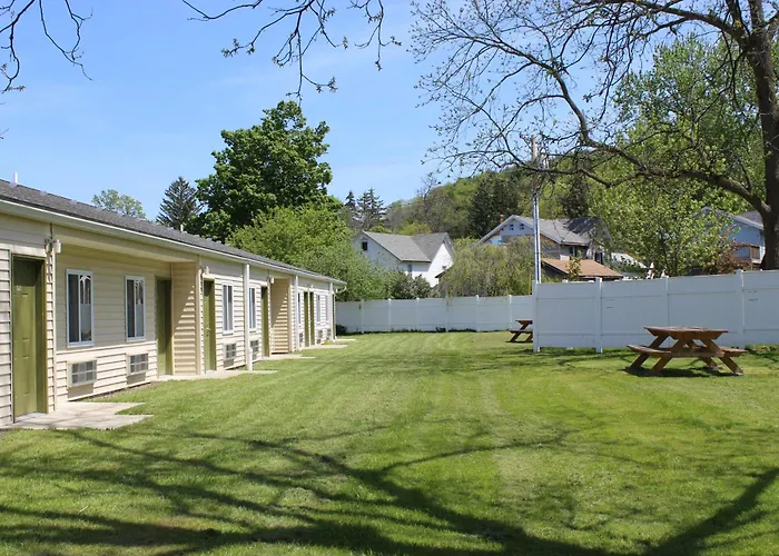 Wellsboro hotels near Woodland Park