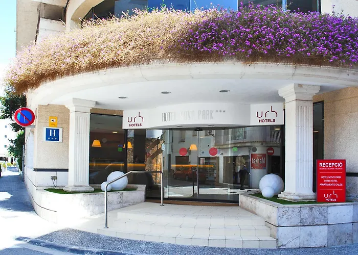 Hoteles cerca de Playa Es Codolar