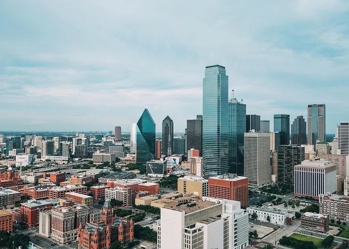 Dallas hotels near The Dallas World Aquarium